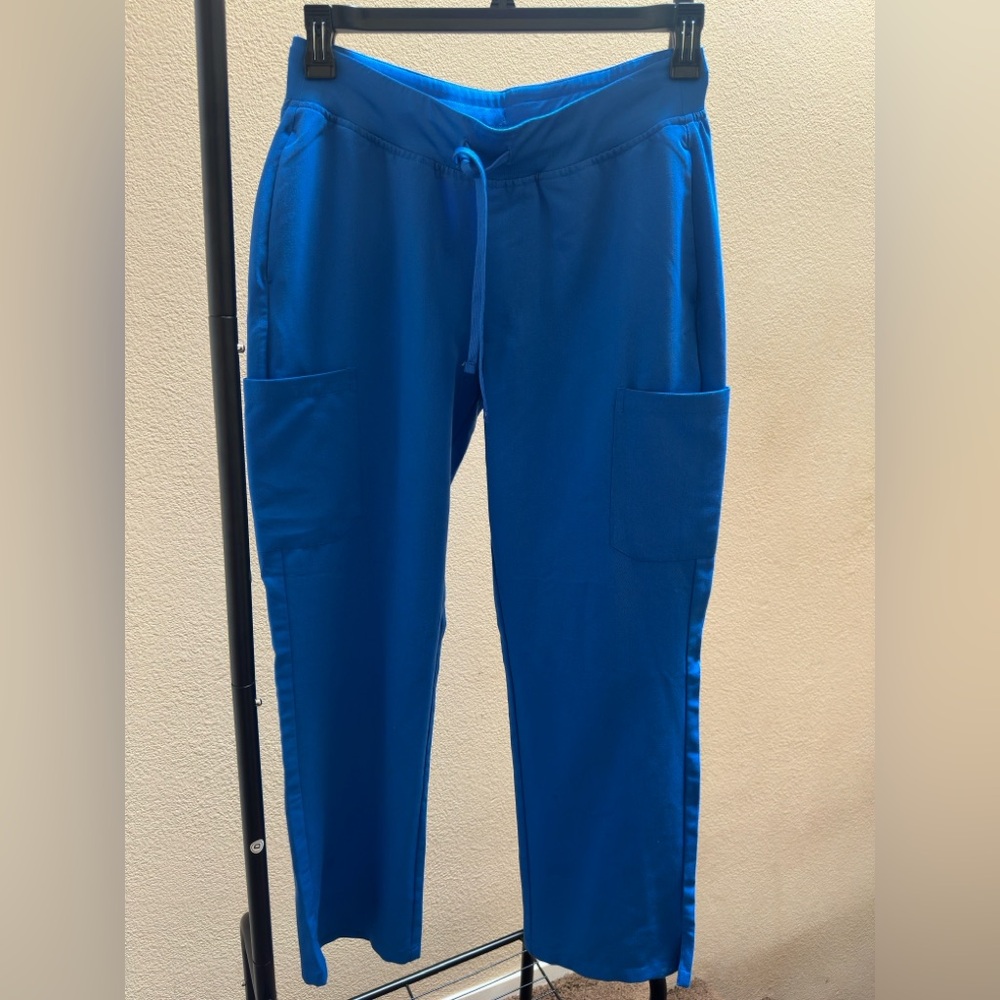 Mandala Women’s Cargo Scrub Pants in Petite Medium Royal Blue